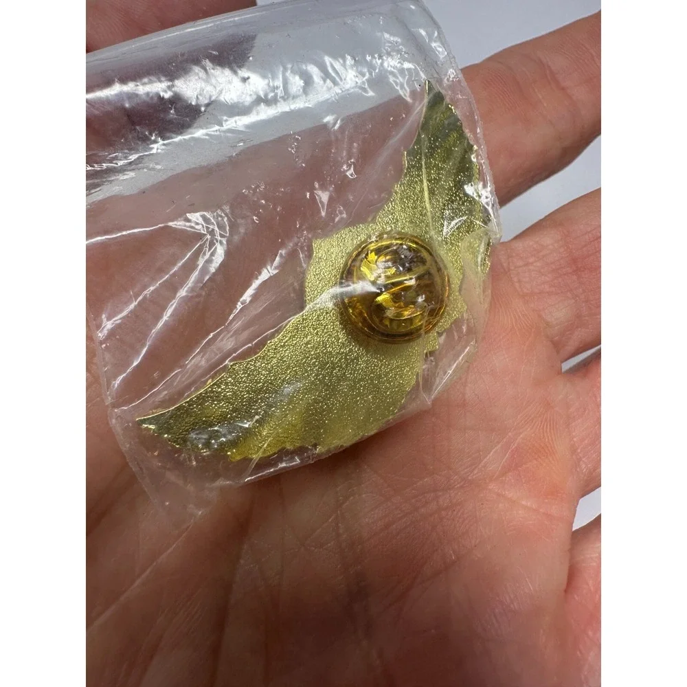 New Donald Trump 2020 Pin Wings Gold Collectible Political Republican